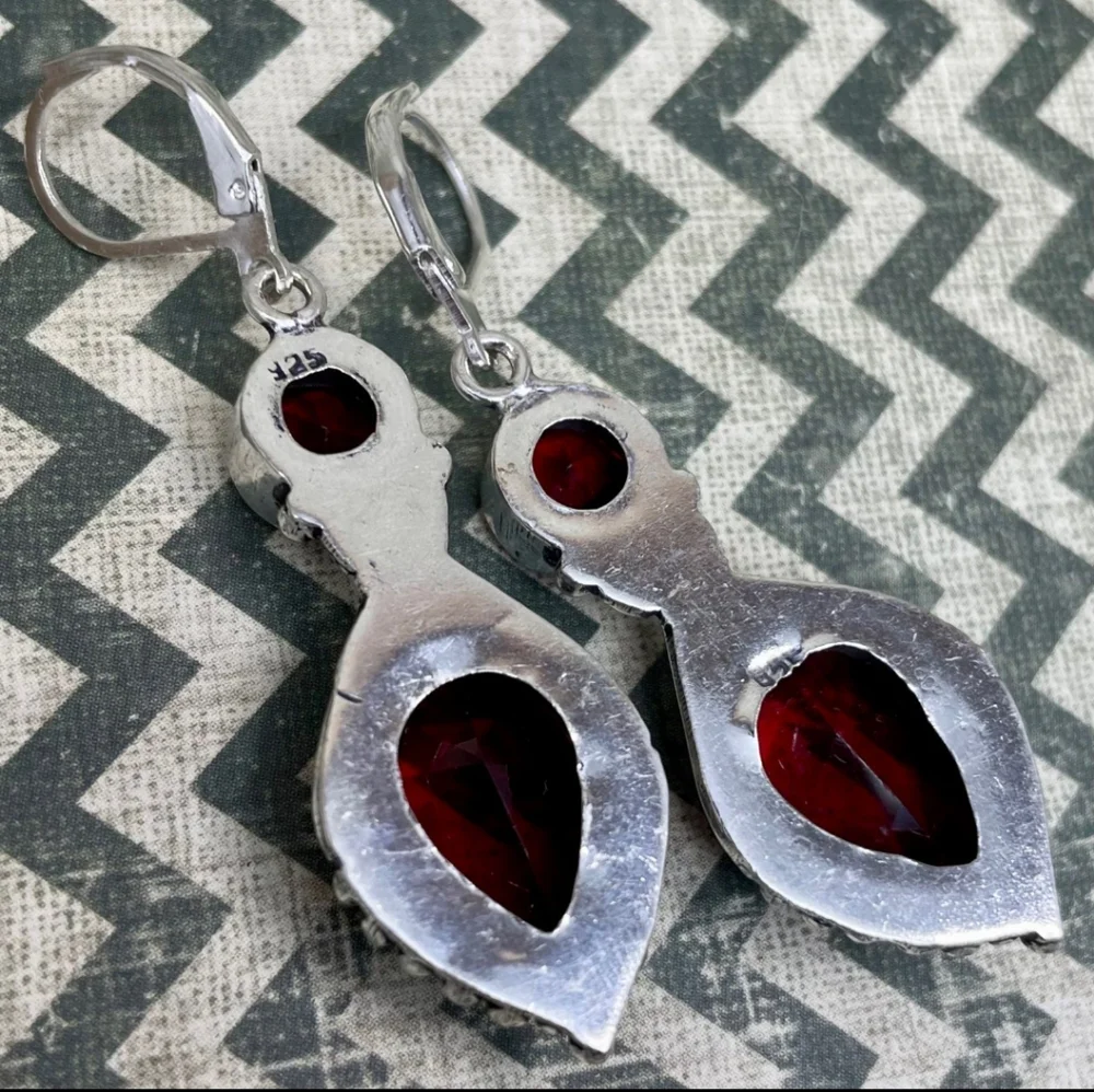 💕NWOT Elegant Red Garnet and Silver Drop Earrings - Picture 3 of 10